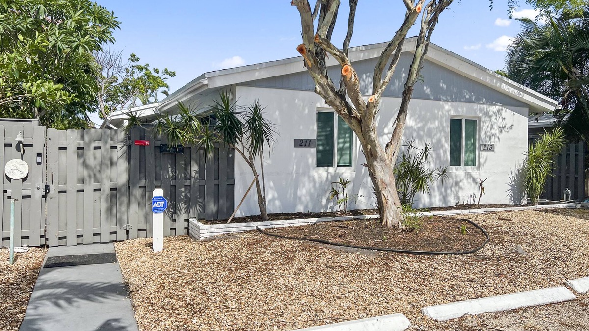 Harbor Village Apartment | 2 Bedroom Tropical & Cozy Home Near Beach: Private, Yard, Parking