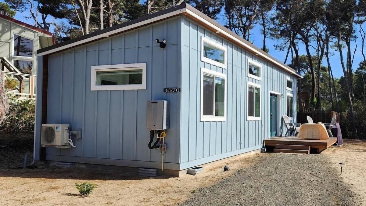 Florence House | 2 Bedrooms, 1 bathroom, dog friendly-Salt Water Bungalow
