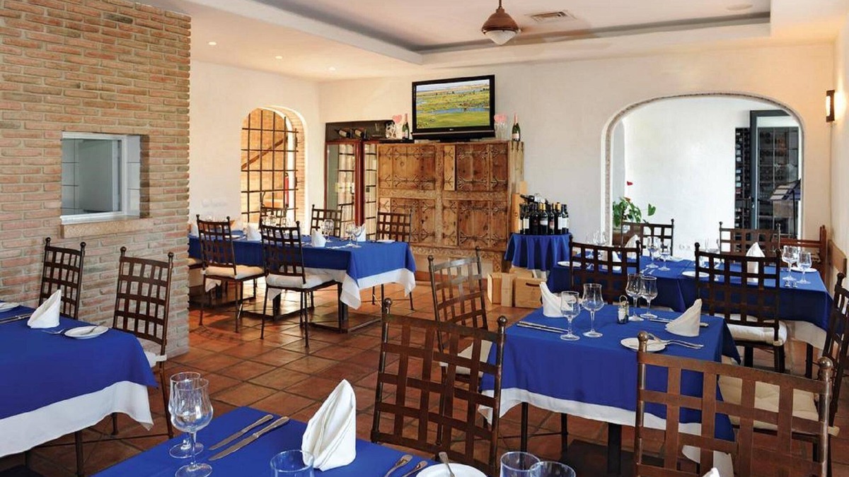 Alpouvar Apartment | 2 bedrooms (1 ensuite). 2 bathrooms, sleeps 6, with Air-con & Free Wi-Fi & IPTV