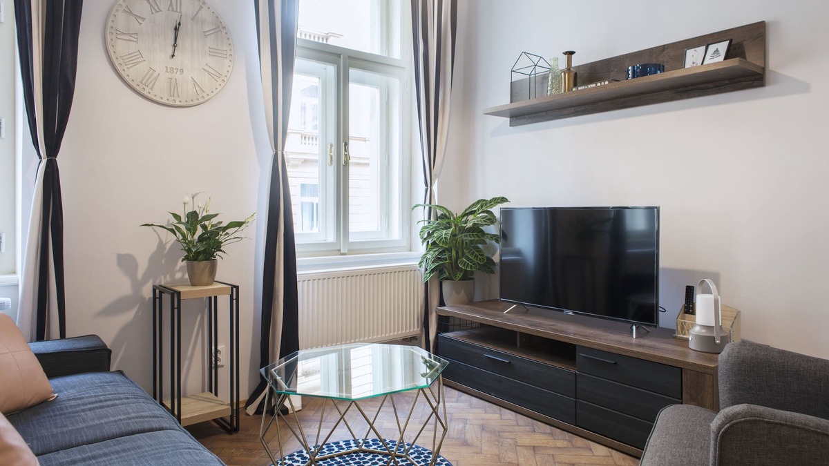 Prague 2 House | 2 bedrooms & 2 Bathroom in Center, 2 min to Metro