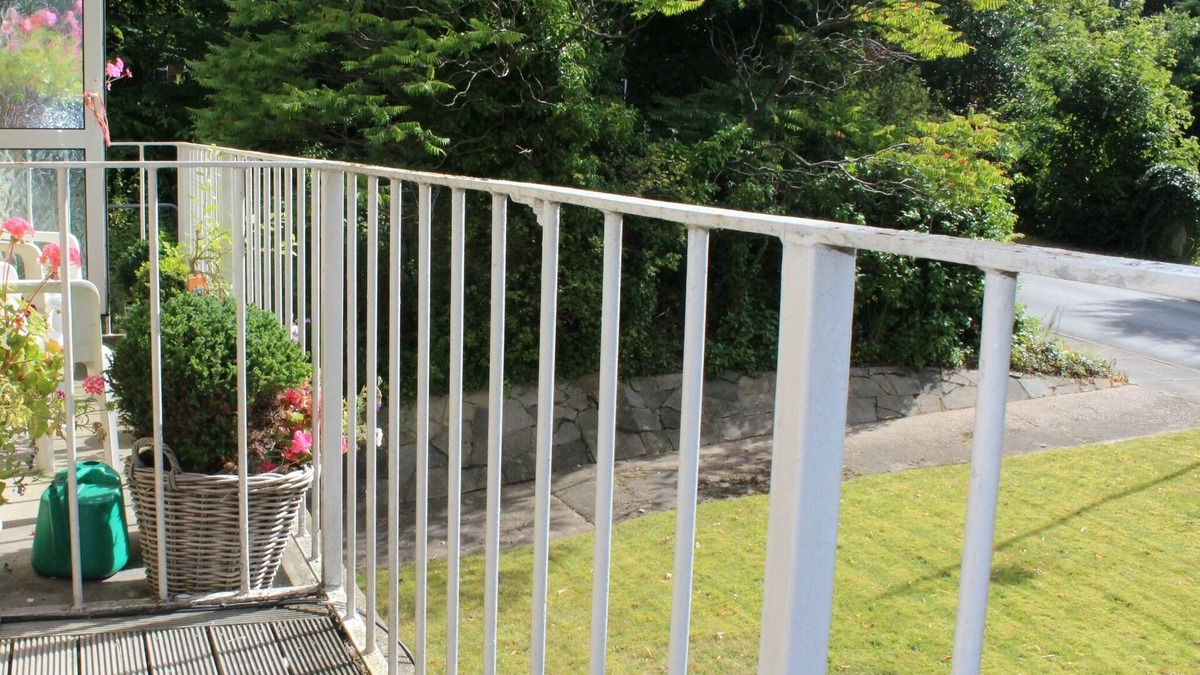 Doncaster Apartment | 2 Bedrooms - Large Balcony Apartment & Parking