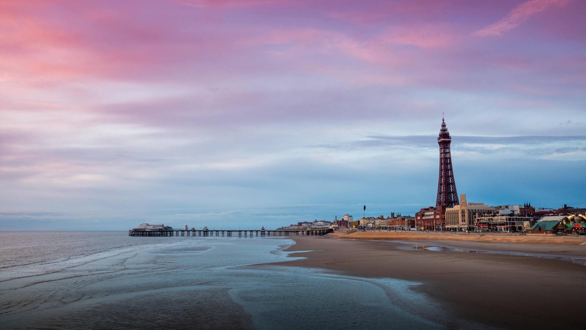 South Shore Apartment | 2 Bedrooms Sleeps 6 Near Top Blackpool Attractions