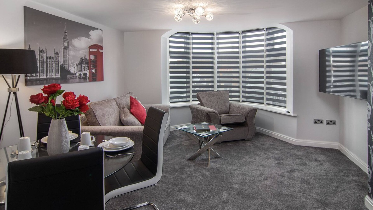 South Shore Apartment | 2 Bedrooms Sleeps 7 Near Top Blackpool Attractions