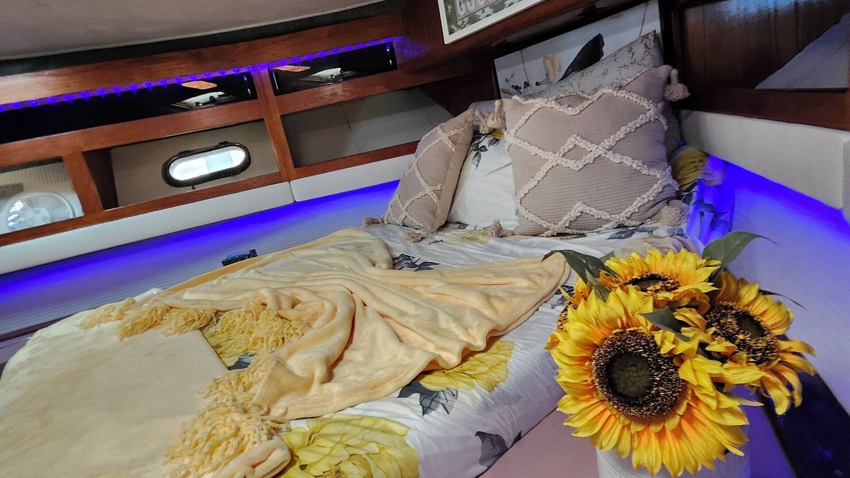 Washington Park Boat Rental | 2 Bedrooms Yacht Rental