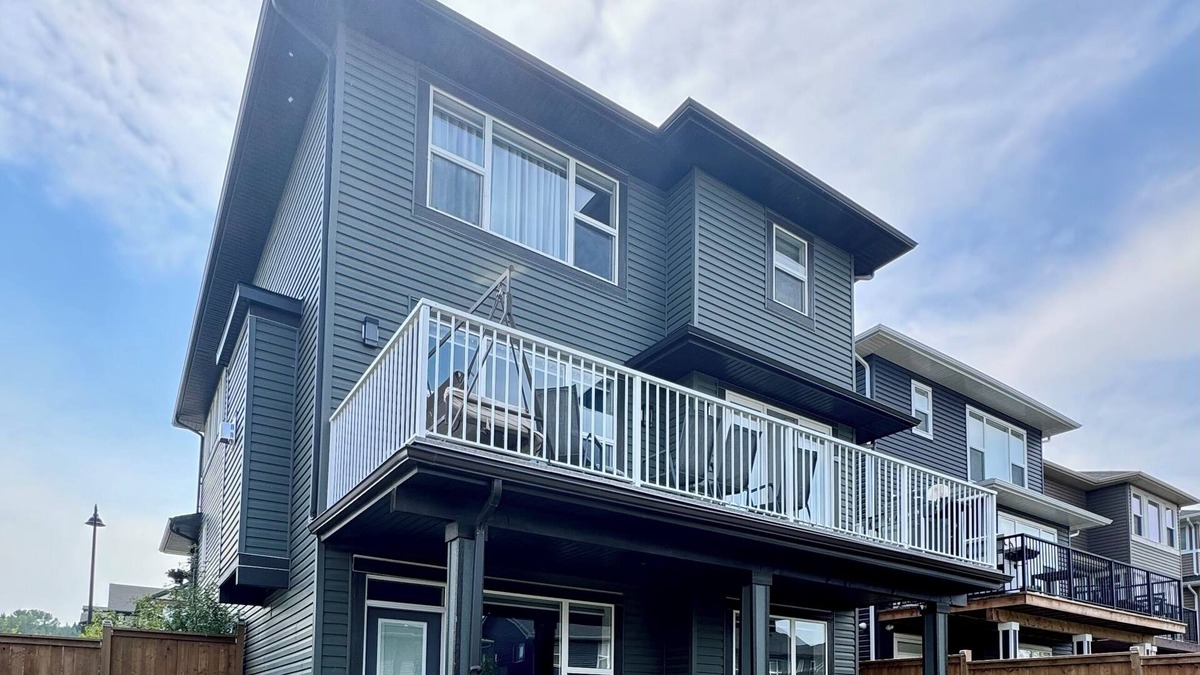 Calgary House | 2 Beds 1 Bath Walkout Basement Suite