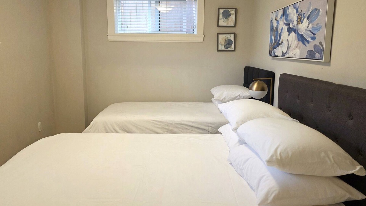 Burnaby Apartment | 2 Beds suite near Metrotown and Skytrain