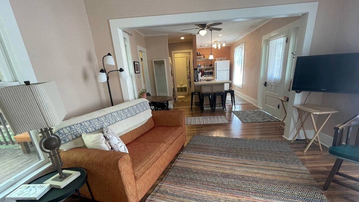 Tyrone House | 2 block to the art district. Recently remodeled with modern updates immenities.