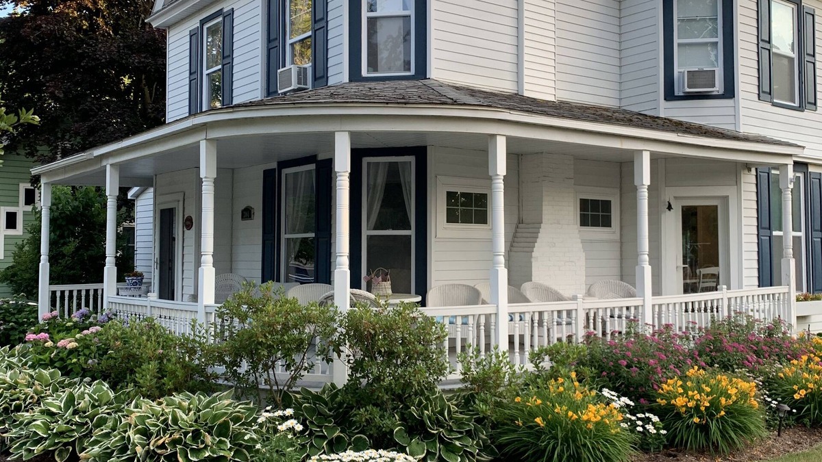 Elk Rapids House | 2 Blocks to beach, downtown. Sleeps 12. Porch, Deck, Fire Pit