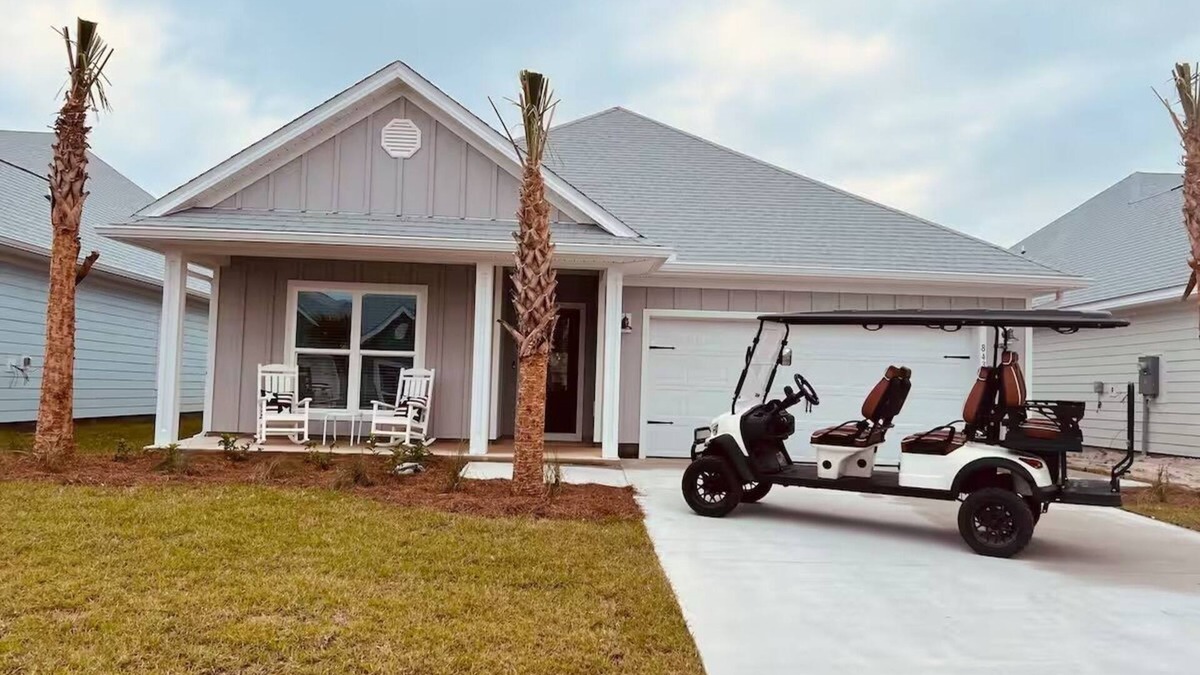 Port St. Joe House | 2 Blocks to the Beach | Golf Cart Pools Bikes Family-Friendly