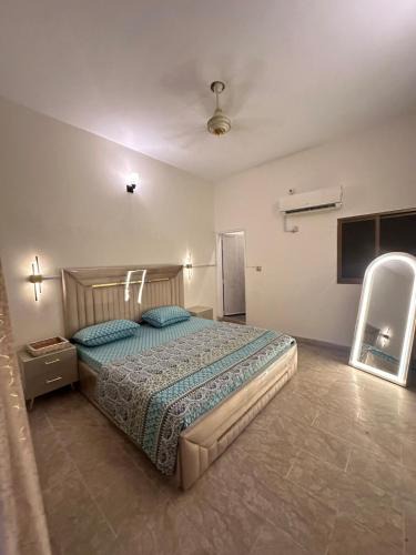 Karachi Apartment | 2-BR Apartment-3 min airport