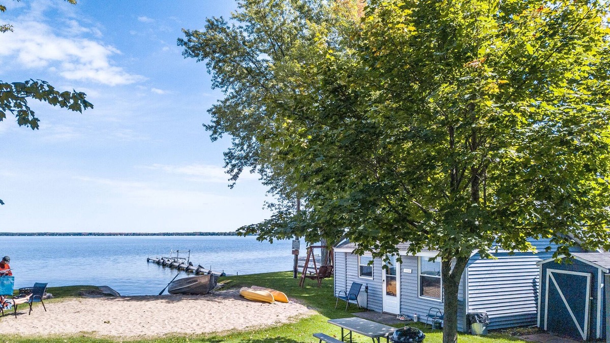 Houghton Lake Resort | 2 BR Cabin Only 7 Steps from the Lake