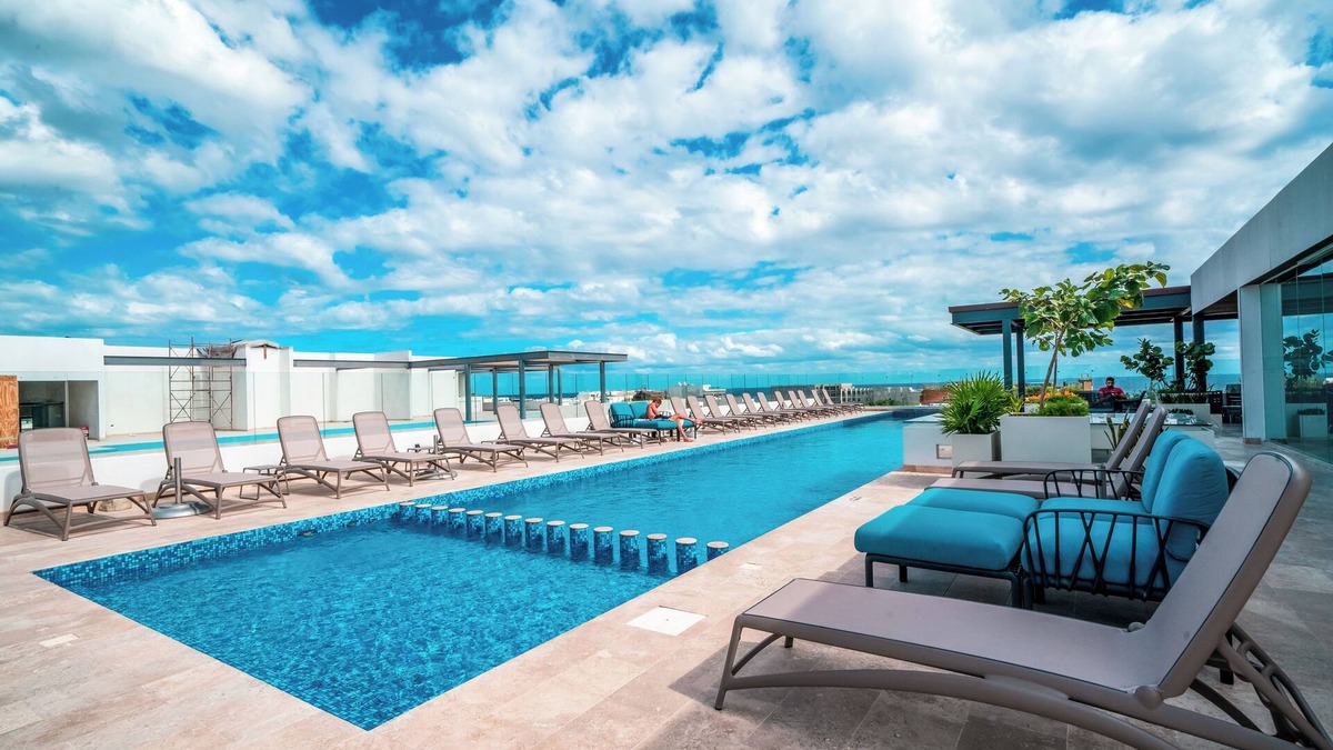 Tohoku Condo | 2 BR Condo At Ipana Condos - Pool - Gym - Business Center - Indigo