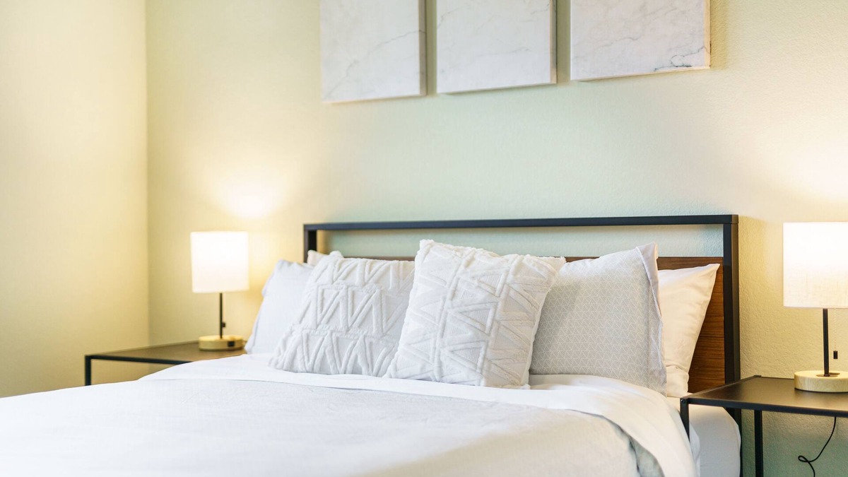 Downtown Apartment | 2-BR Cozy Guest Suite with Full Kitchen Near The Momentary & 8th Street Market