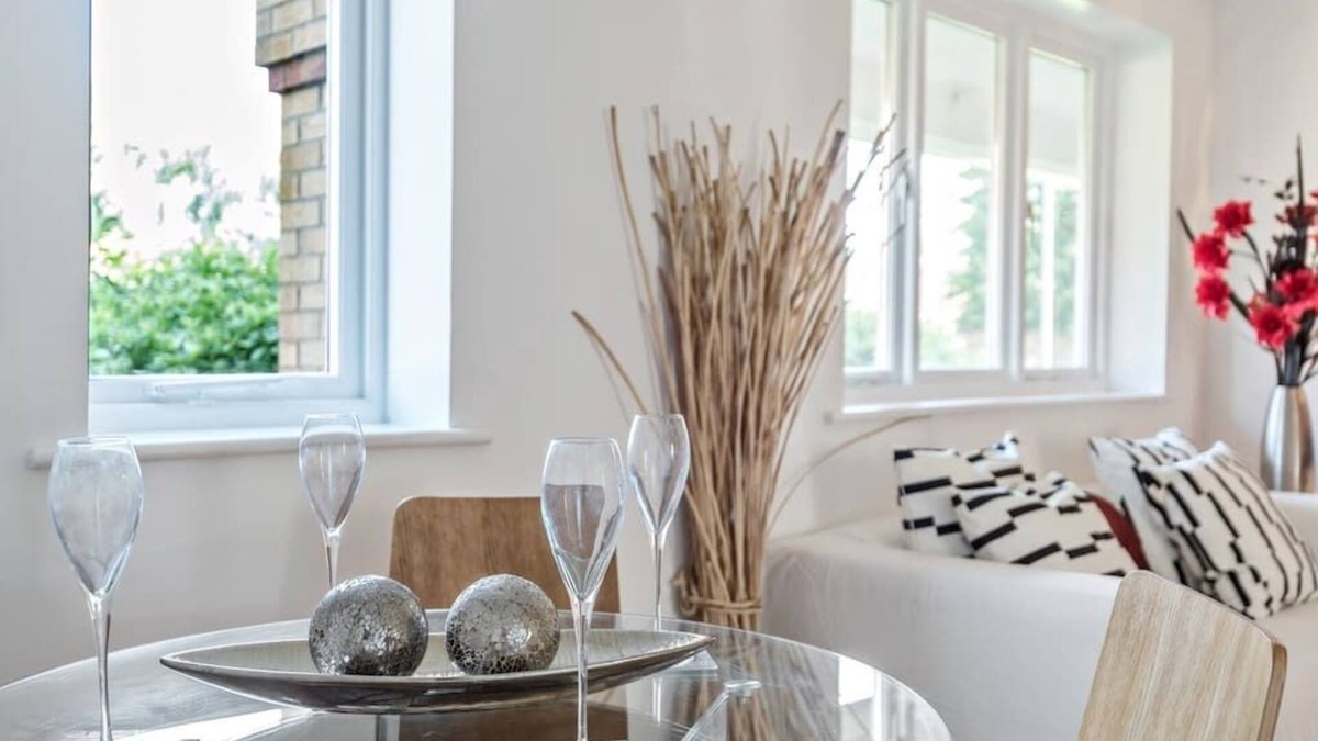 Woolwich Apartment | 2 BR Flat, Dedicated Workspace, Parking, Smart 4KTV
