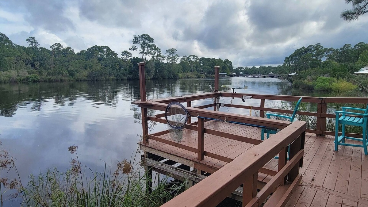 Elberta House | 2-BR Getaway w/HUGE screened porch, Golf Cart, Pool, & Boat Ramp near Wolf Bay