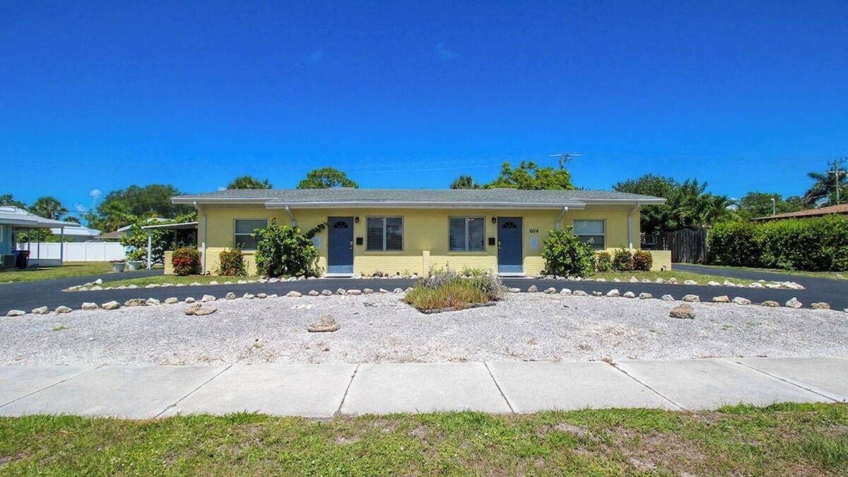 Golden Beach House | 2 BR Home With Private Beach Access To Golden Beach - Luna Sea