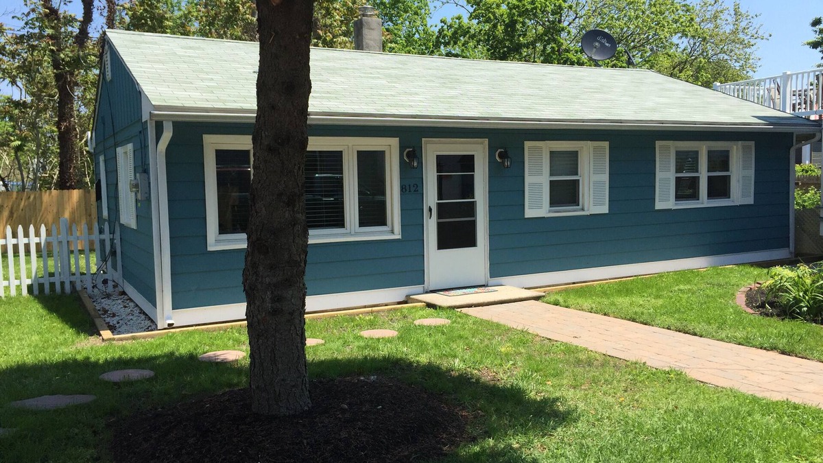 Cape May House | 2 BR house (sleeps 7) Dog friendly, walking distance to the mall & beach!