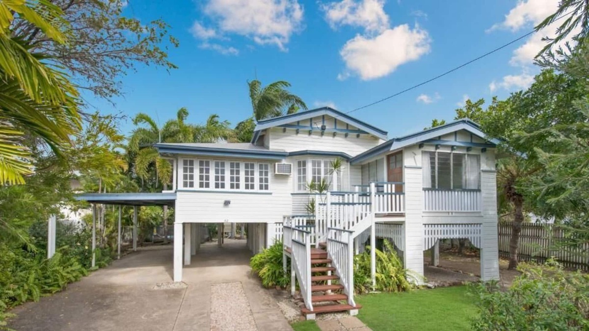 North Ward House | 2 BR Queenslander on Cook*Walk To Strand**FULLY SELF-CONTAINED PRIVATE SPACE*
