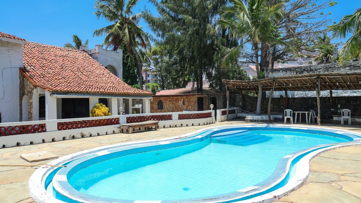 Thompson Estate Villa | 2 BR Villa all en-suite with AC, hot water showers and pool 2 mins to the beach
