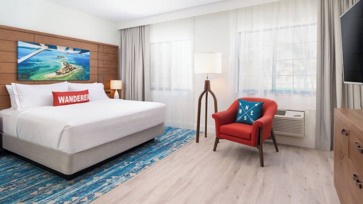 Park Shore Hotel | 2 Bright and Modern Studio Suite with Pool View