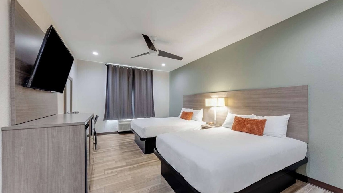 Eastside Promise Neighborhood Hotel | 2 Budget-Friendly Rooms w/Free Breakfast & Prime Location in DT