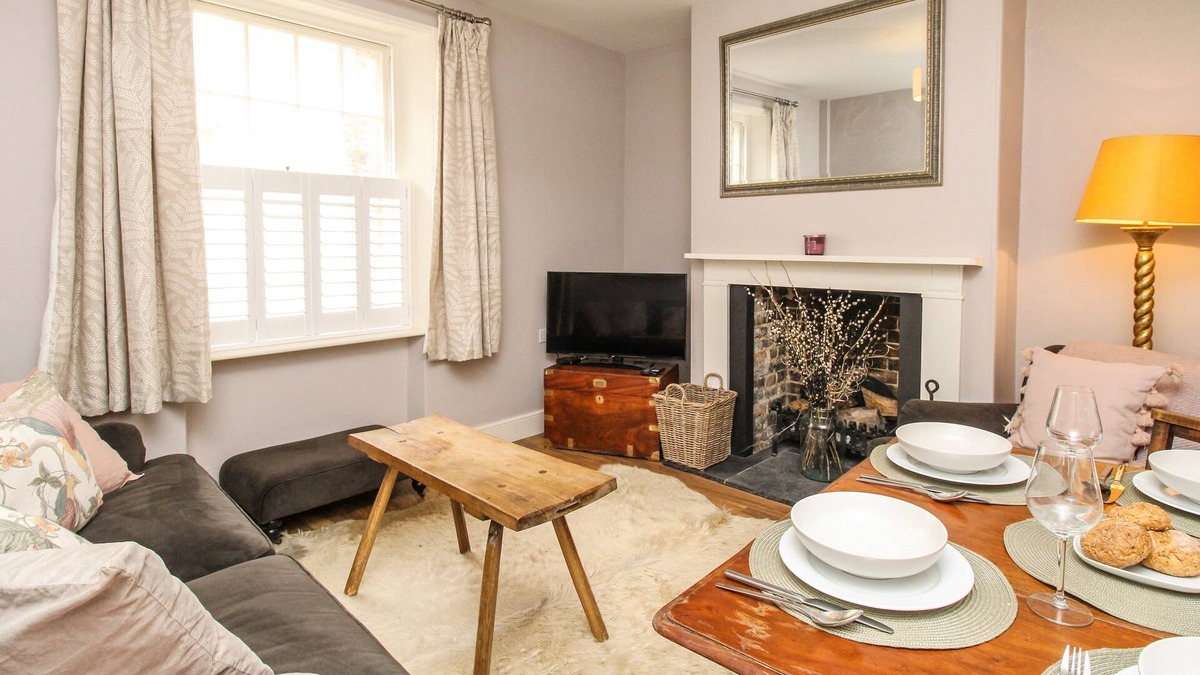 Dorchester Cottage | 2 COLLITON TOWN HOUSE, pet friendly, with a garden in Dorchester