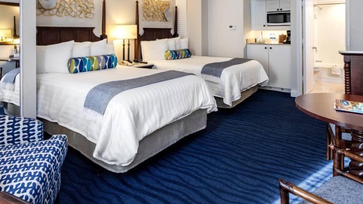 St. Pete Beach Hotel | 2 Comfortable Rooms By The Beach, Parking, Swimming Pools!
