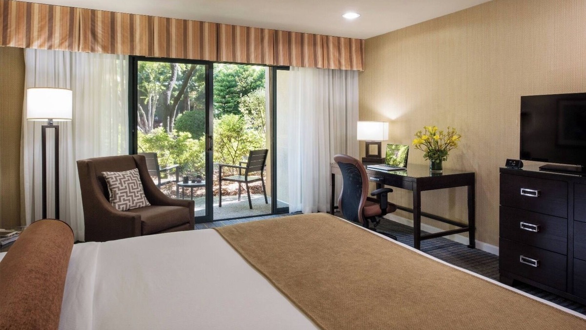 Barron Park Hotel | 2 Comfortable Room with Heated Pool, Free Breakfast & Parking in Palo Alto