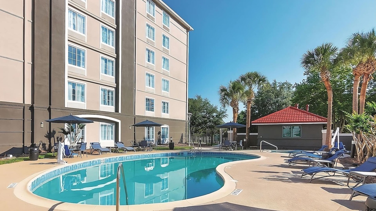 Orlando Hotel | 2 Comfortable Suites w/free breakfast – Ideal for Families Visiting Universal