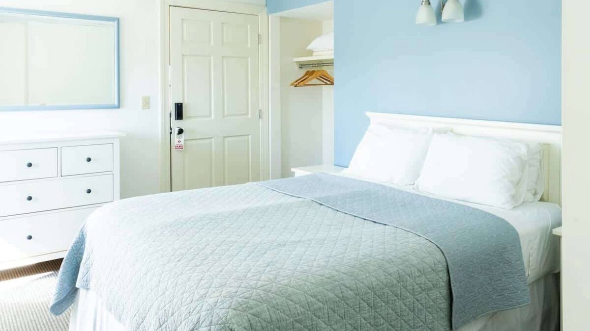 Newport Hotel | #2 | Comfy Room w/Queen-bed