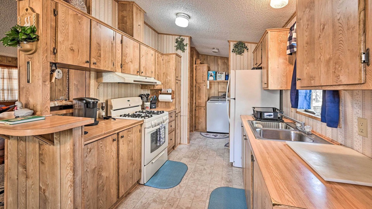 Happy Jack Cabin | 2 Decks, Grill & Wooded Views: Happy Jack Cabin