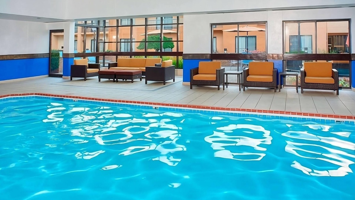 Auburn Hills Resort | 2 Deluxe King Units, Perfect for Families, Indoor Swimming Pool & Pet-friendly!