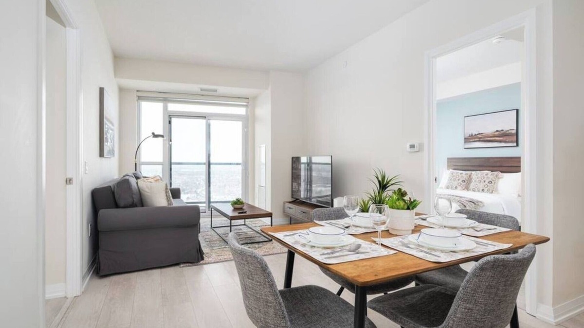 Hurontario Apartment | 2+Den, 2 Bath, Parking, High Floor with View