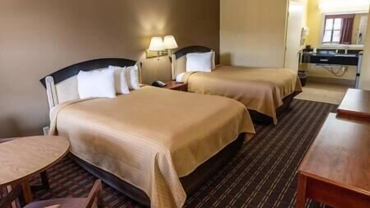 Hawkinsville Hotel | 2 Double Beds Non-Smoking