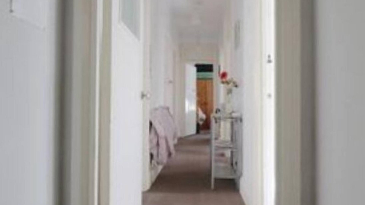 Eastbourne Apartment | 2 Double rooms in spacious flat right next to the sea for some summer fun!