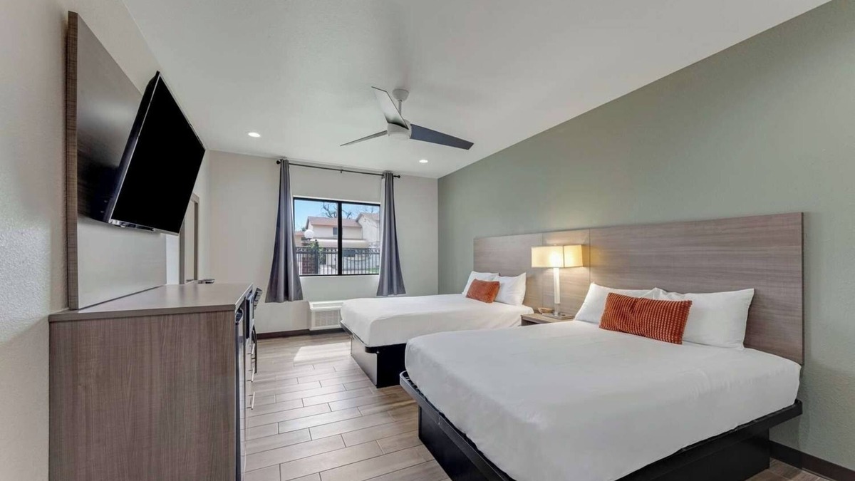 Eastside Promise Neighborhood Hotel | 2 Family-Friendly Rooms w/Free Breakfast – Near San Antonio Attractions