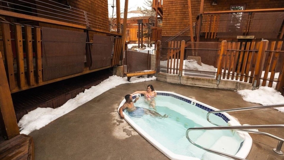 Truckee Hotel | 2 Family-Friendly Rooms w/Mountain Ambience - Perfect Lake Tahoe Getaway