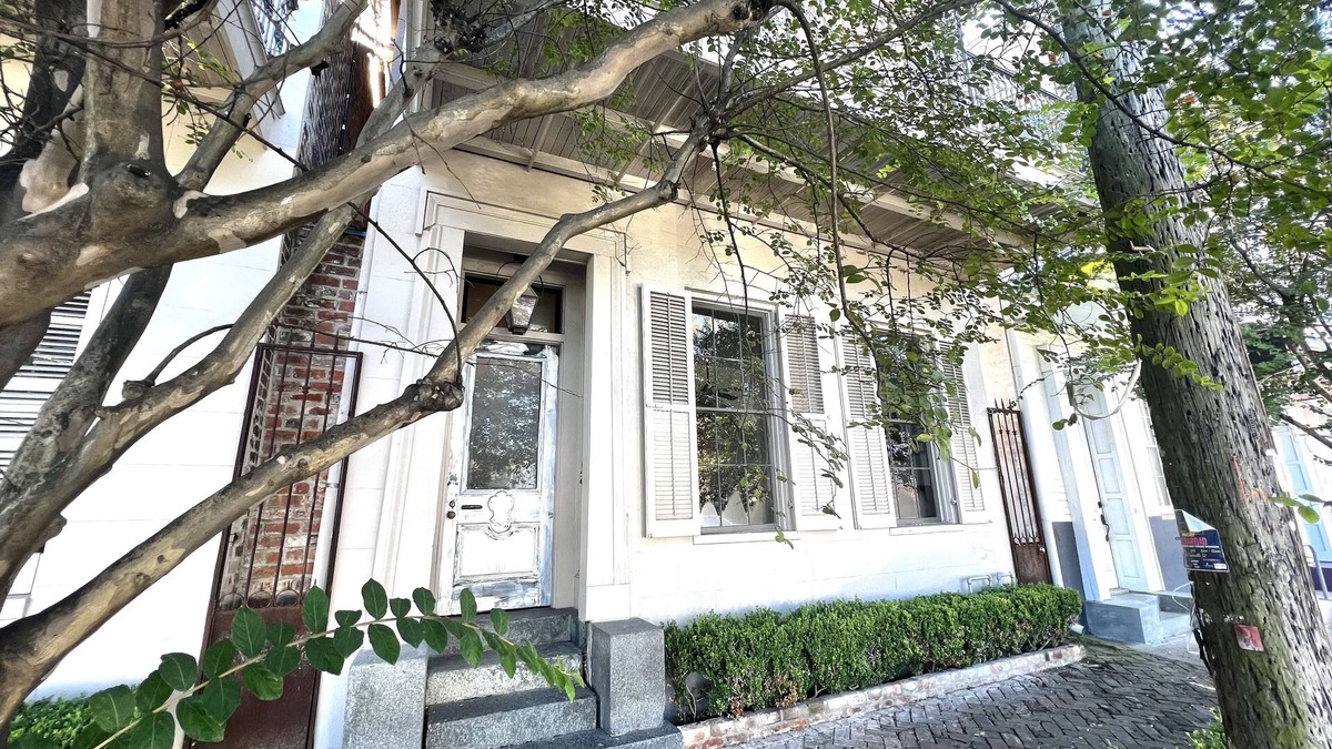 Lower Garden District Bed & Breakfast | 2 Floor 1855 Lower Garden District Townhouse with Balcony