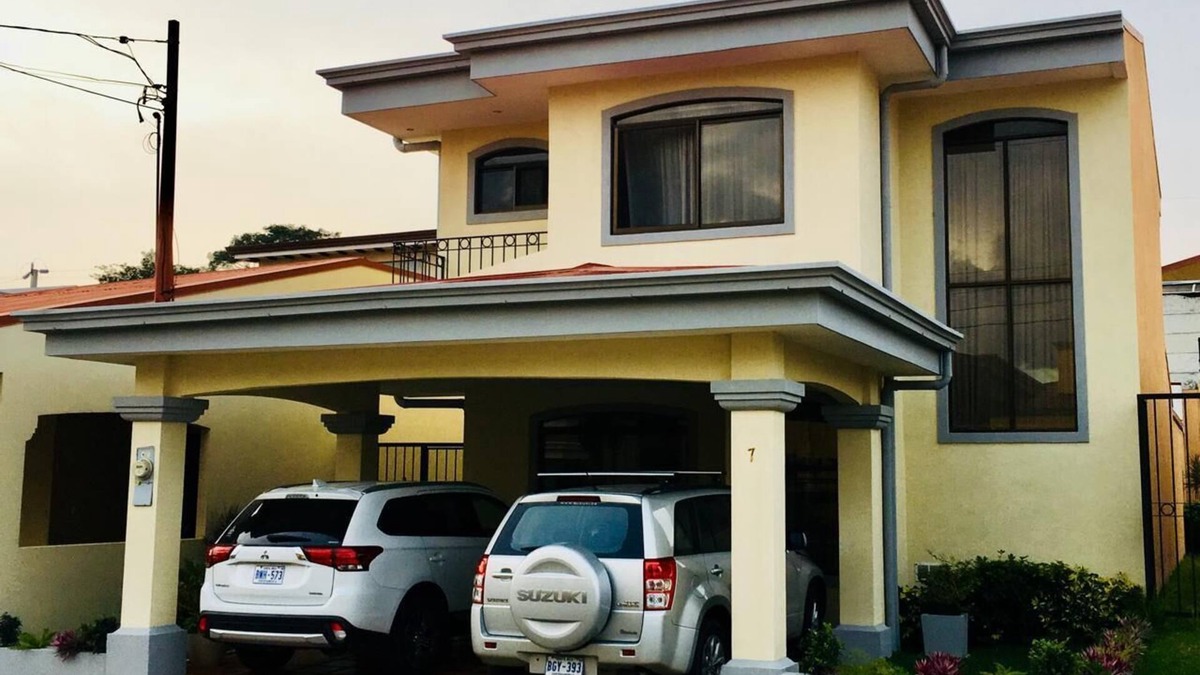 Guacima House | 2-floor, 3-bedroom house/AC/WiFI/10 mins from SJO and 15 mins from Parque Viva.