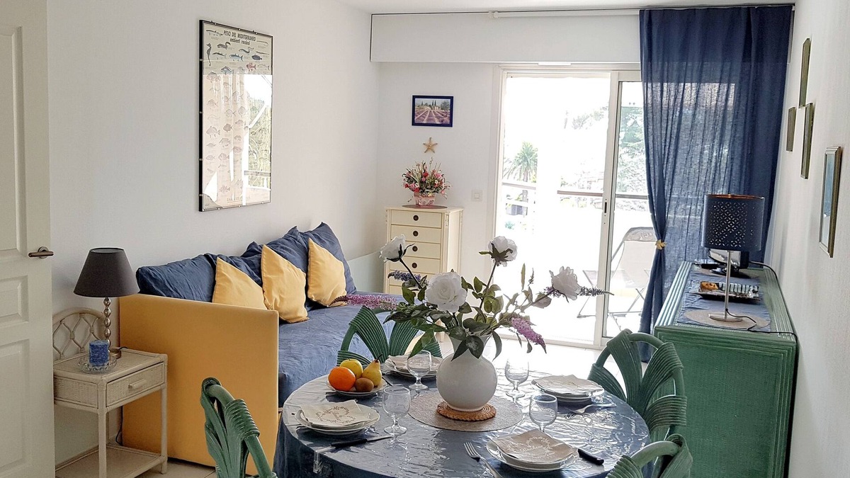Saint-Raphael Apartment | 2 * for this beautiful sunny apartment in a Resi. of standing with swimming pool