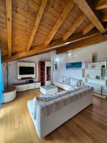 Cadrezzate House | 2' from Lake Monate 5' from Euratom, Wi-Fi