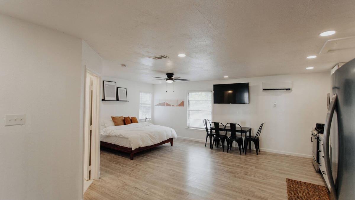 Waco House | 2 Full Units Quiet Culdesac w/Private Pickleball - Sleeps 10