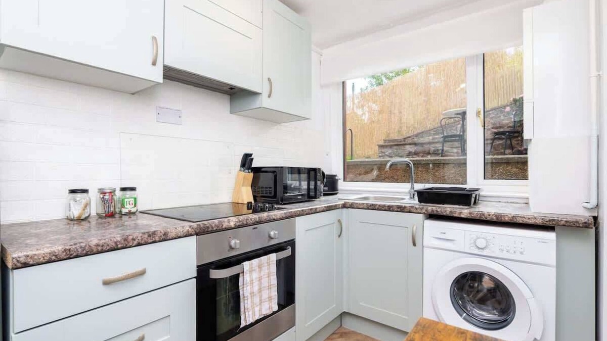 Annan House | 2 Bedroom House - Free Parking