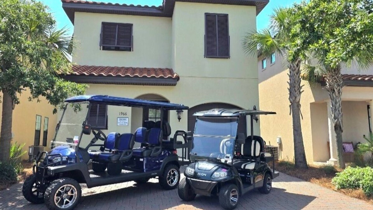 Villa Lago House | 2 Golf Carts ~ Open Living ~ Back Patio ~ Community Pool