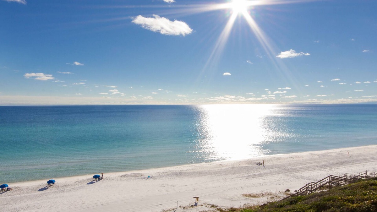Villa Lago House | 2 GOLF CARTS! Trendy Chic Beach House, Walk to Pool, Tram to Beach and Wharf