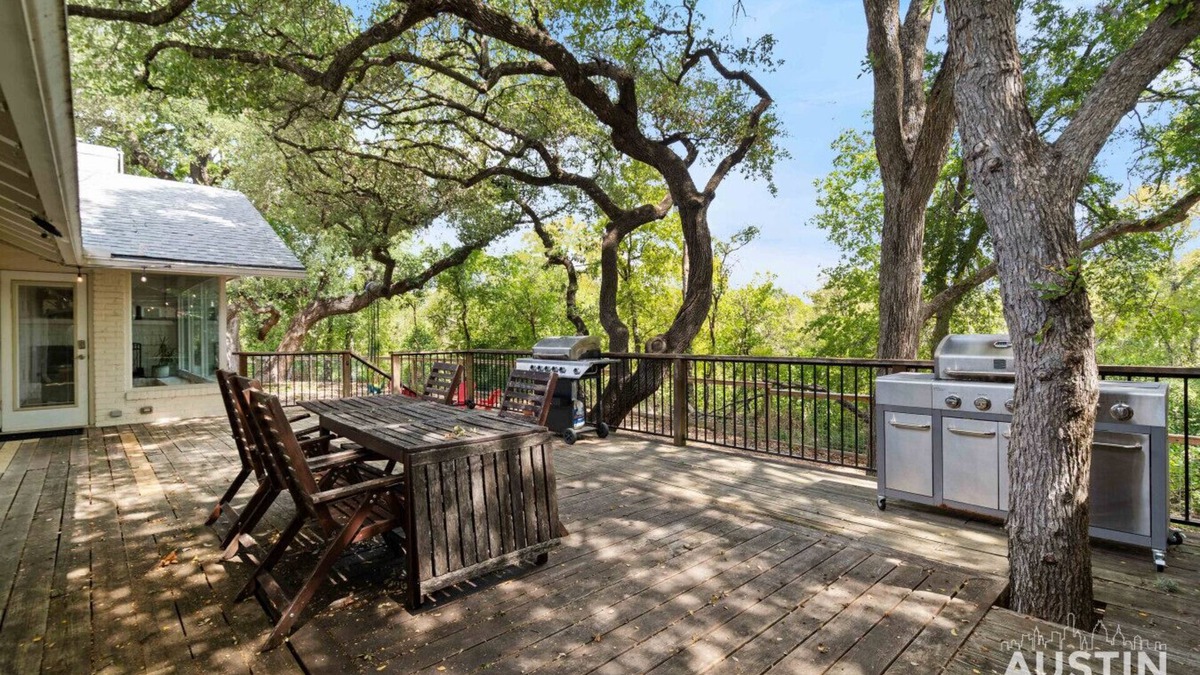 Copperfield House | 2 Grills + Firepit Deck, Pets Welcome! Close to Barr & Walnut Trails