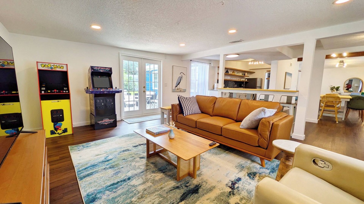 Arlington House | 2 homes for 1 - Arcade, Firepit, Patio - Main house & Lrg guest house included!