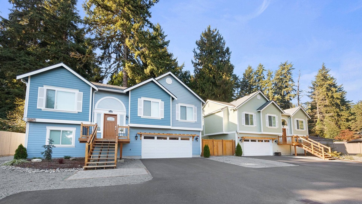Seattle Metro Area House | 2 Homes Perfect for Large Groups