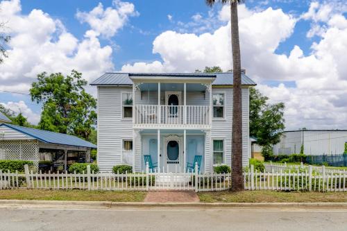Brunswick House | 2 Houses 20 Mins to Beach - Sleeps 16