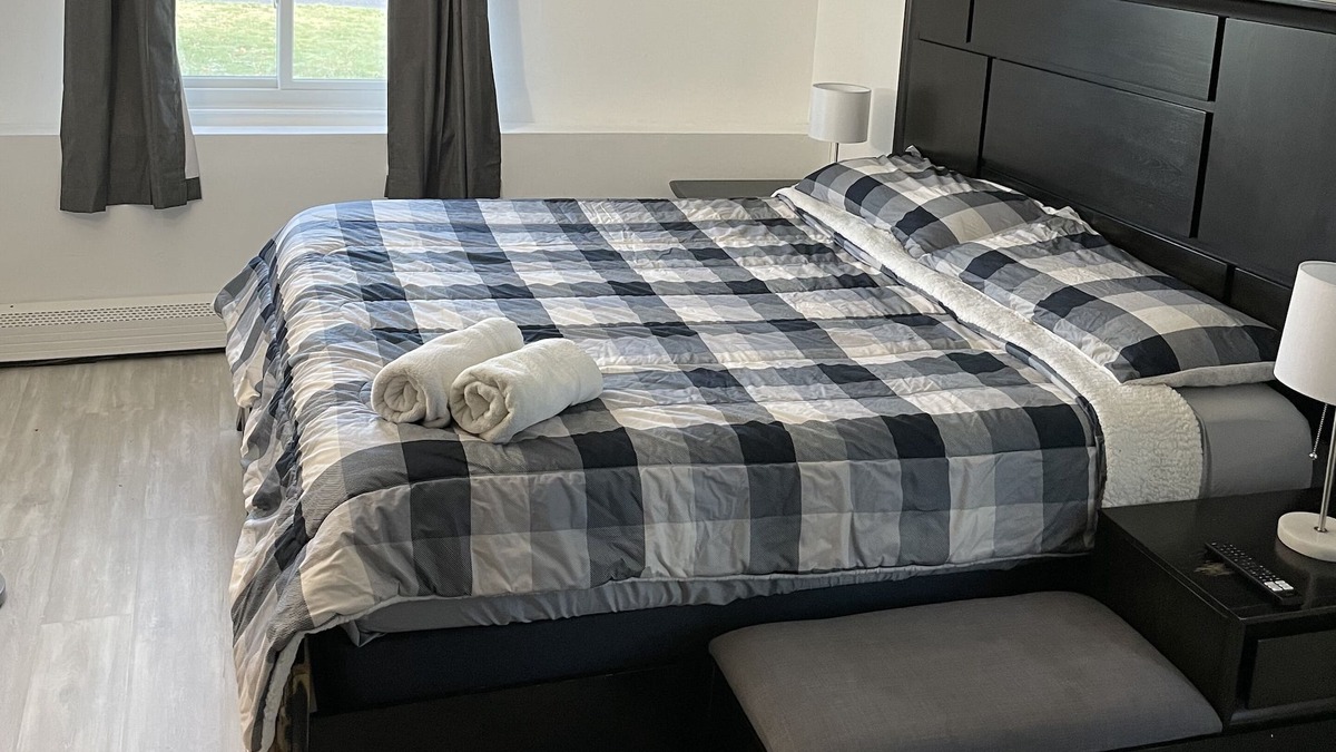 North Bellport Apartment | 2 King Bed Suite Apartment Near The Hamptons/NYC